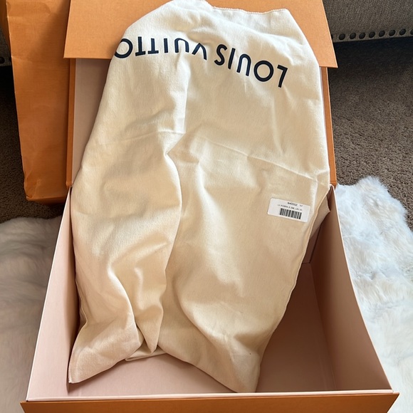 Louis Vuitton Riverside - Picture 9 of 9